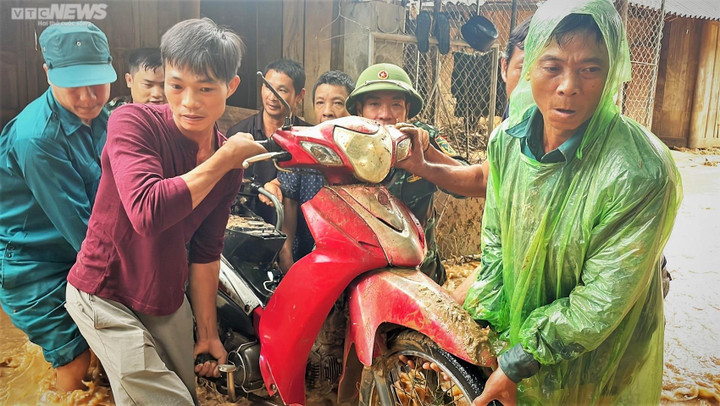 Ảnh: Hàng nghìn chiến sĩ công an, bộ đội lội biển nước, đào xới bùn đất giúp dân - 9