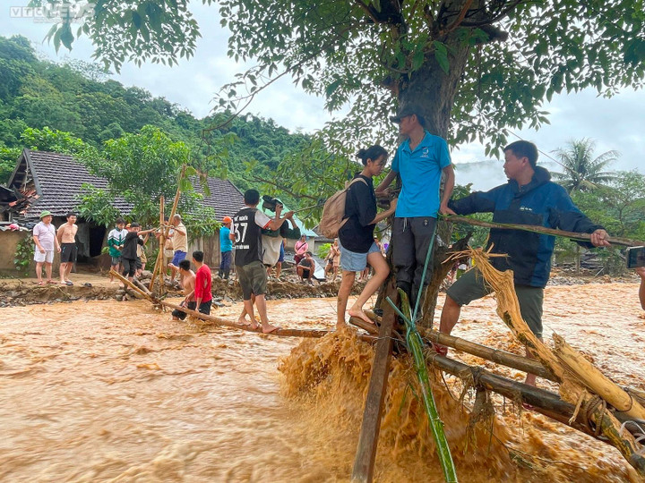 Ảnh: Hàng nghìn chiến sĩ công an, bộ đội lội biển nước, đào xới bùn đất giúp dân - 12