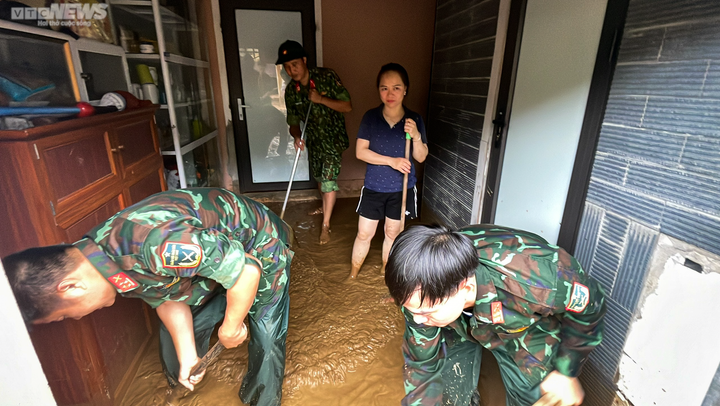 Ảnh: Hàng nghìn chiến sĩ công an, bộ đội lội biển nước, đào xới bùn đất giúp dân - 6