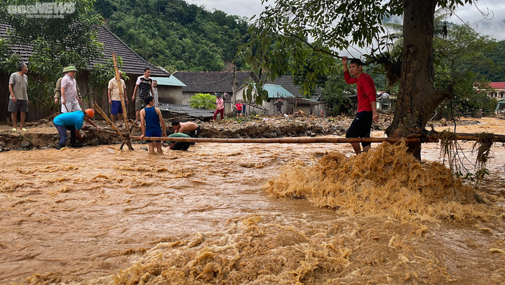 Ảnh: Hàng nghìn chiến sĩ công an, bộ đội lội biển nước, đào xới bùn đất giúp dân - 11