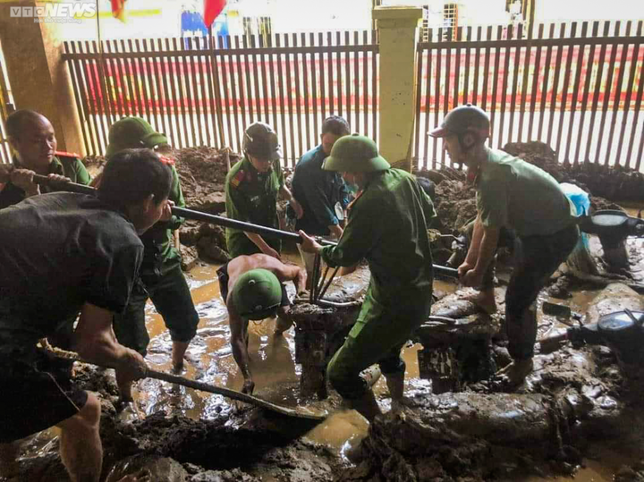 Ảnh: Hàng nghìn chiến sĩ công an, bộ đội lội biển nước, đào xới bùn đất giúp dân - 8