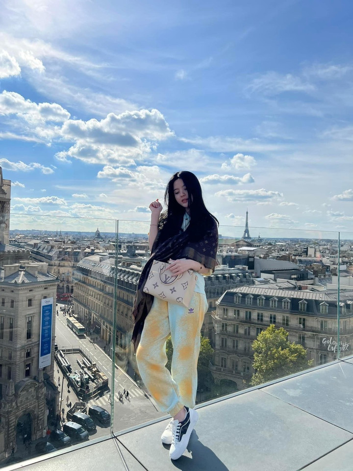 Bạn gái tin đồn của Quang Hải tung ảnh sống ảo lung linh khi sang Pháp - 7