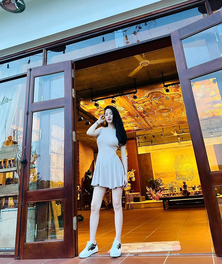 Bạn gái tin đồn của Quang Hải tung ảnh sống ảo lung linh khi sang Pháp - 2