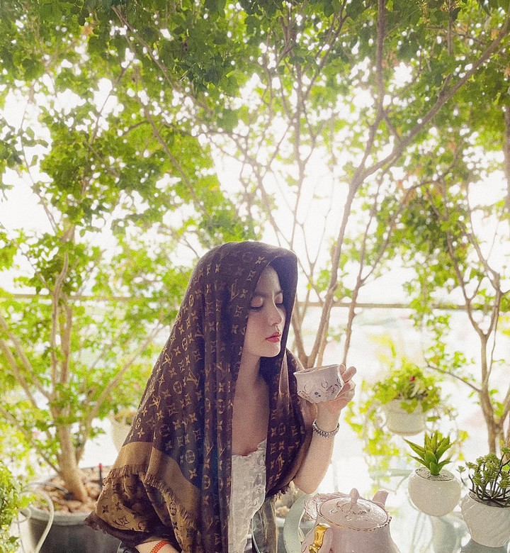 Bạn gái tin đồn của Quang Hải tung ảnh sống ảo lung linh khi sang Pháp - 1