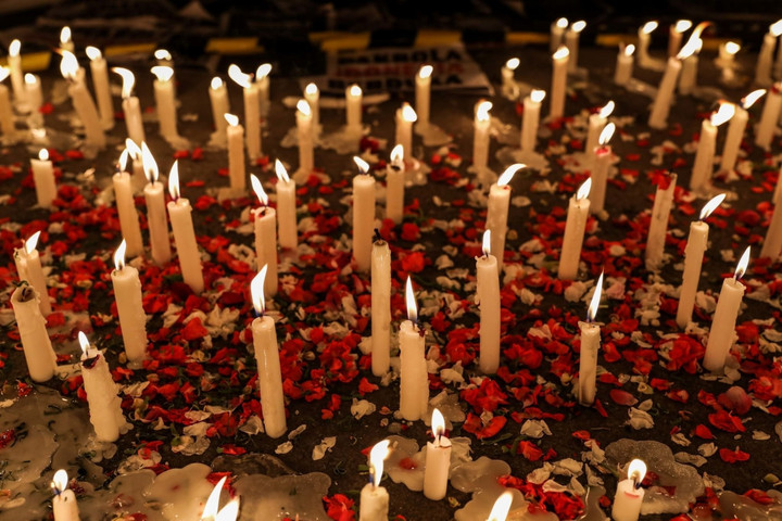 Bạo loạn bóng đá ở Indonesia: Người dân thắp nến cầu nguyện xuyên đêm - 3