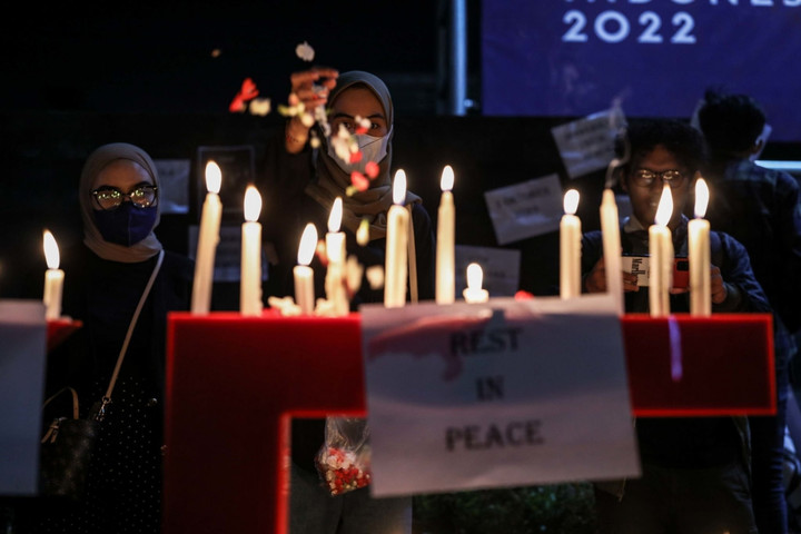 Bạo loạn bóng đá ở Indonesia: Người dân thắp nến cầu nguyện xuyên đêm - 2