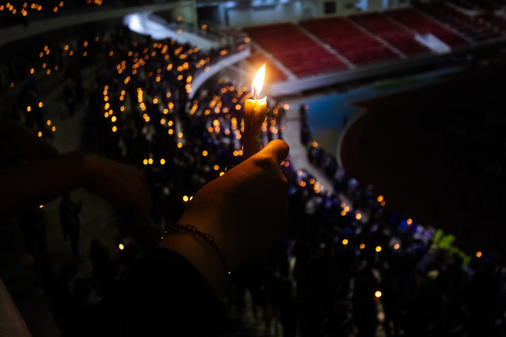 Bạo loạn bóng đá ở Indonesia: Người dân thắp nến cầu nguyện xuyên đêm - 6