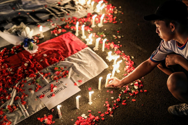 Bạo loạn bóng đá ở Indonesia: Người dân thắp nến cầu nguyện xuyên đêm - 8