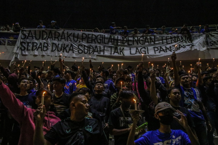 Bạo loạn bóng đá ở Indonesia: Người dân thắp nến cầu nguyện xuyên đêm - 11