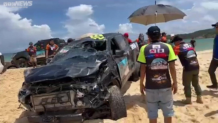 Xe bán tải lộn nhiều vòng trong giải đua địa hình ở Khánh Hòa - 1