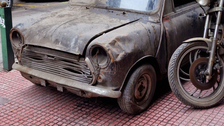 Cặp đôi Mini Cooper và Yamaha cổ bị bỏ quên suốt 30 năm trong hầm khách sạn - 2