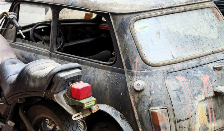 Cặp đôi Mini Cooper và Yamaha cổ bị bỏ quên suốt 30 năm trong hầm khách sạn - 3