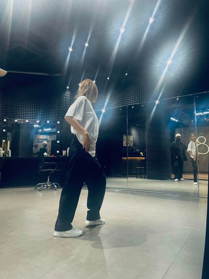 Sao Việt 5/10: Vóc dáng như thiếu nữ của diva Hồng Nhung ở tuổi 52 - 3