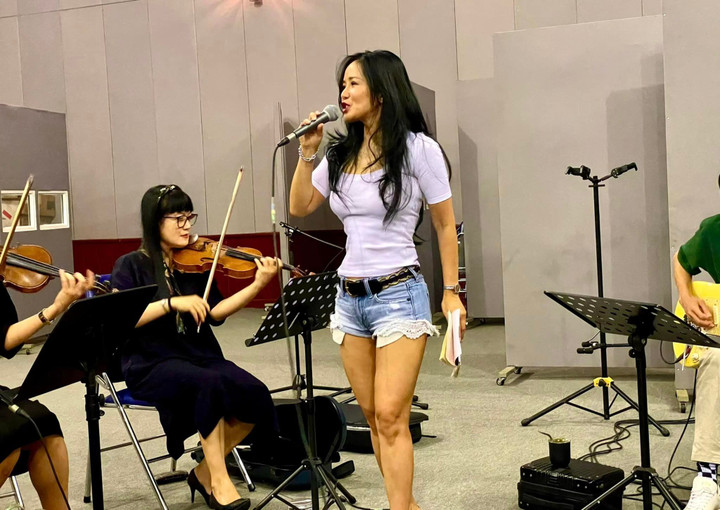 Sao Việt 5/10: Vóc dáng như thiếu nữ của diva Hồng Nhung ở tuổi 52 - 1