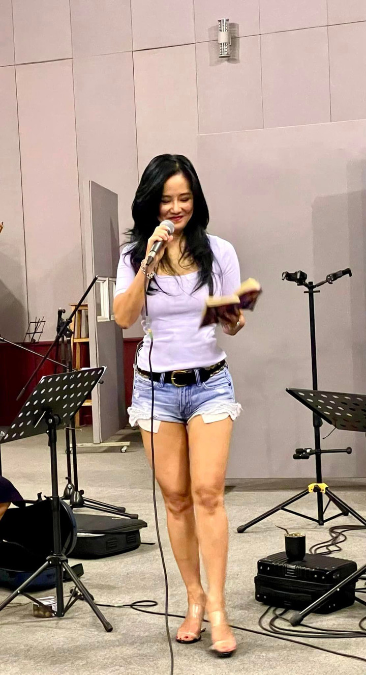 Sao Việt 5/10: Vóc dáng như thiếu nữ của diva Hồng Nhung ở tuổi 52 - 2