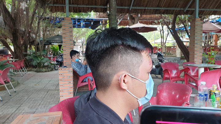 Thanh niên nghi cầm súng xông vào quán bánh canh đe dọa người dân ở TP.HCM - 2