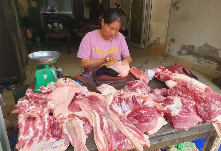 Giá thịt heo ngoài chợ bắt đầu giảm sâu - 1