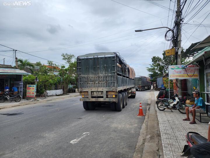 Ảnh: Hai xe tải đối đầu trong đêm, giao thông tê liệt - 7