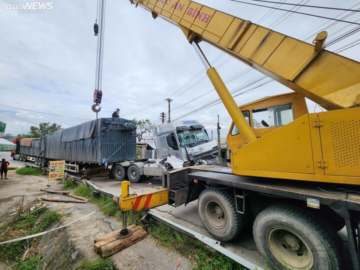 Ảnh: Hai xe tải đối đầu trong đêm, giao thông tê liệt - 2