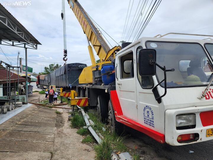 Ảnh: Hai xe tải đối đầu trong đêm, giao thông tê liệt - 4