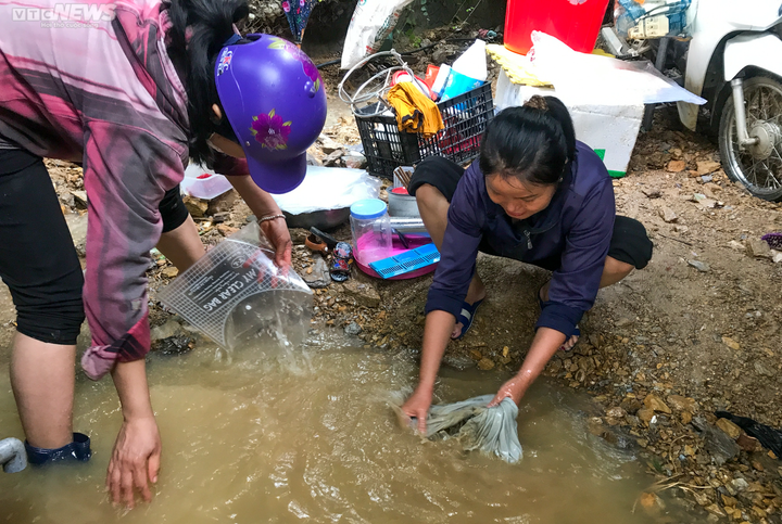 Ảnh: Hàng trăm xe máy được đào lên dưới lớp bùn sâu ở vùng rốn lũ Nghệ An - 2