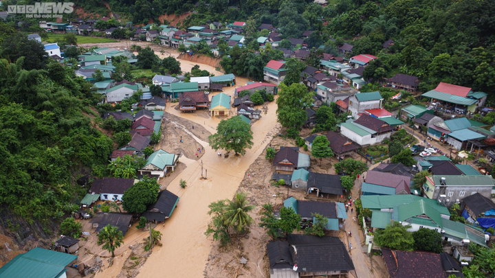 Ảnh: Hàng trăm xe máy được đào lên dưới lớp bùn sâu ở vùng rốn lũ Nghệ An - 1