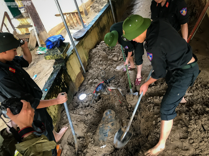 Ảnh: Hàng trăm xe máy được đào lên dưới lớp bùn sâu ở vùng rốn lũ Nghệ An - 4