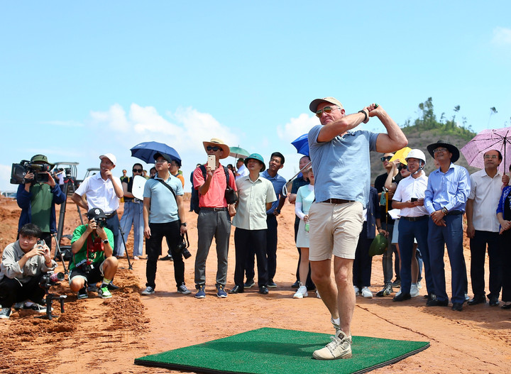 Cú swing đầu tiên của huyền thoại Greg Norman tại sân golf Văn Lang Empire - 1