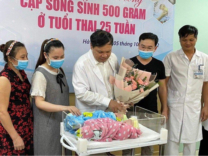 Kỳ tích nuôi sống cặp song sinh nặng 500g - 2