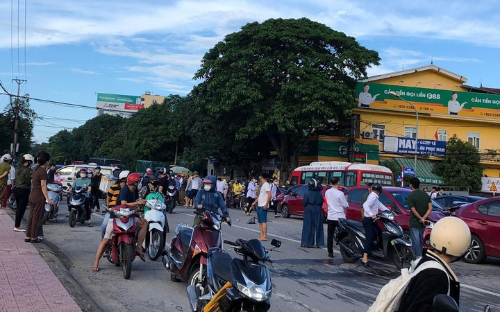 Nghệ An: Xe 'điên' tông trọng thương 3 người đi xe đạp, đâm 2 ô tô dừng đèn đỏ - 1