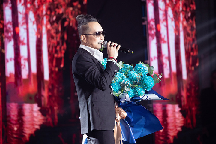 Jimmii Nguyễn xúc động khi lần đầu mặc đồ cưới với vợ sau 20 năm chung sống - 3