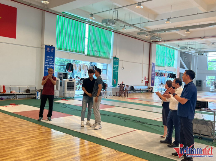 Vũ Thành An và Nguyễn Văn Quyết hòa giải sau sự cố xô xát - 1