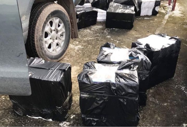 Tài xế chở 10.000 bao thuốc lá lậu lái xe ra giữa đồng rồi bỏ xe chạy trốn - 1