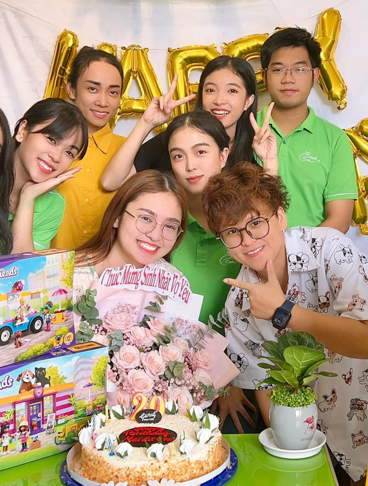 Sao Việt 7/10: Thiện Nhân hạnh phúc đón tuổi mới bên người yêu đồng giới - 1