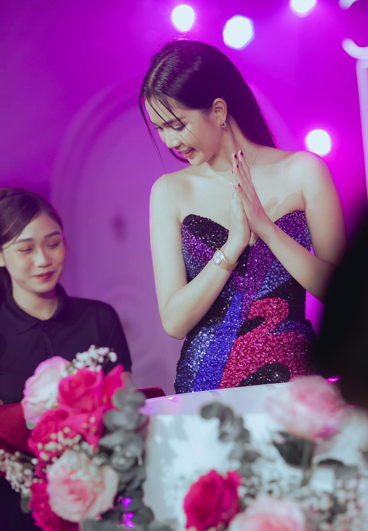 Ngọc Trinh khoe món quà bất ngờ do fans tặng sinh nhật tuổi 33 - 5