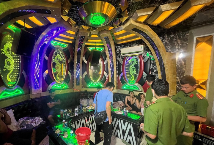 Bắt chủ quán Karaoke Luxury Hồng Phúc ở Đồng Nai - 2