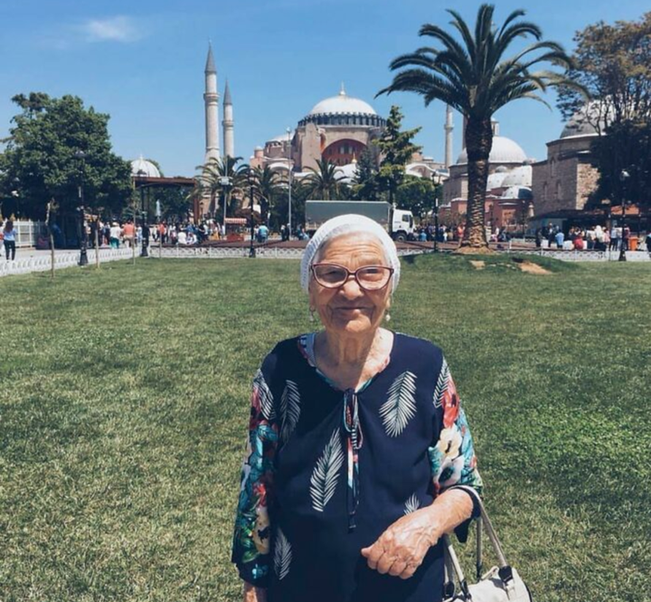 Cả đời cực khổ, cụ bà U90 quyết dành hết tiền để du lịch thế giới một mình - 1