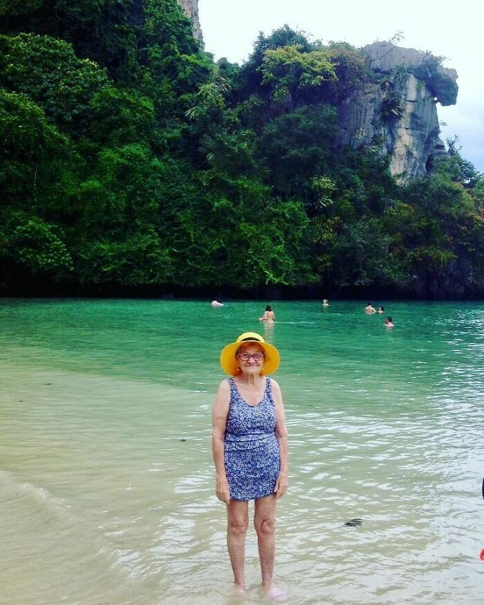 Cả đời cực khổ, cụ bà U90 quyết dành hết tiền để du lịch thế giới một mình - 2