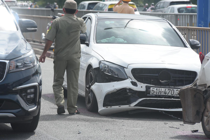 TP.HCM: 5 ô tô tông nhau liên hoàn, cầu Sài Gòn ùn tắc kéo dài hơn 2km - 1