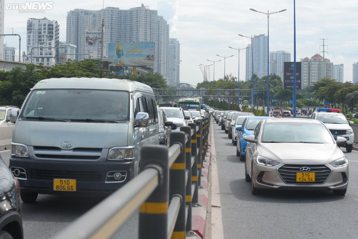 TP.HCM: 5 ô tô tông nhau liên hoàn, cầu Sài Gòn ùn tắc kéo dài hơn 2km - 3