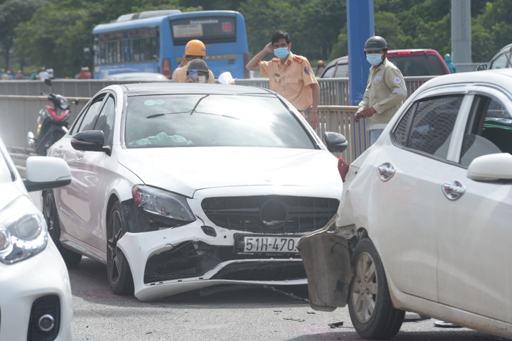 TP.HCM: 5 ô tô tông nhau liên hoàn, cầu Sài Gòn ùn tắc kéo dài hơn 2km - 2
