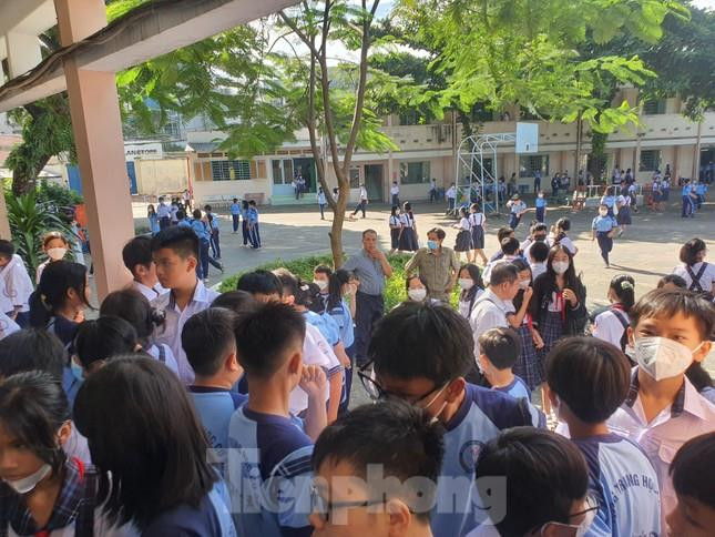 Phụ huynh xông vào trường giải cứu con khỏi bạo lực học đường - 2