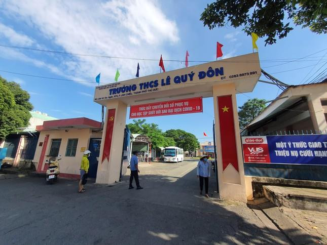 Phụ huynh xông vào trường giải cứu con khỏi bạo lực học đường - 1