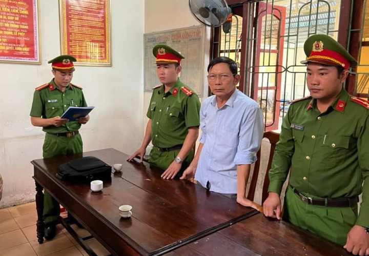 'Ăn' tiền mua đất của dân, nguyên chủ tịch xã bị bắt tạm giam - 1