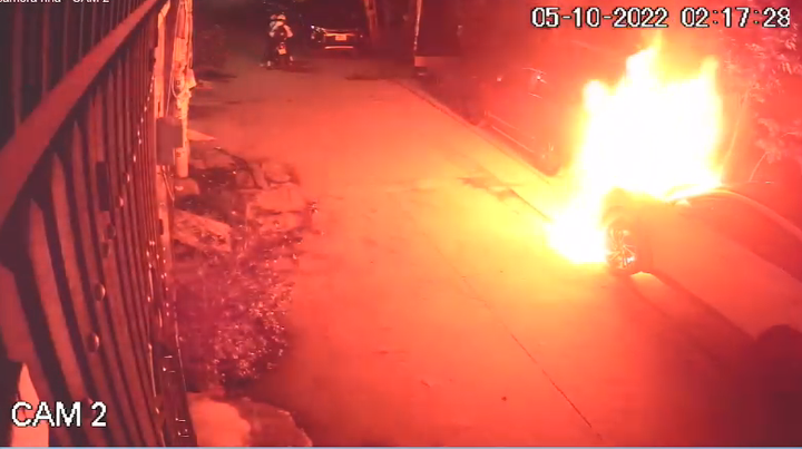 TP.HCM: Công an truy tìm 2 kẻ đốt ô tô rồi bỏ chạy trong đêm - 2