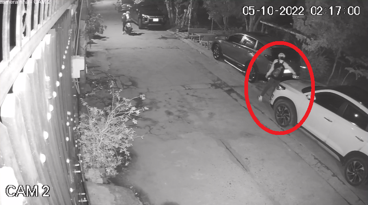 TP.HCM: Công an truy tìm 2 kẻ đốt ô tô rồi bỏ chạy trong đêm - 1