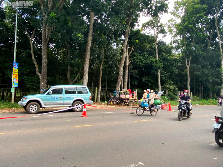 Hàng chục trinh sát đang vây bắt nam thanh niên đâm chết người giữa đường - 1