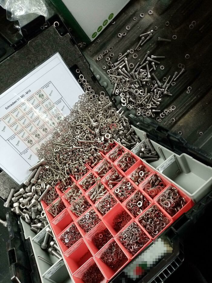 Ngày làm việc đầy nước mắt của những người thuộc hội 'đen đủi nhất tháng' - 8