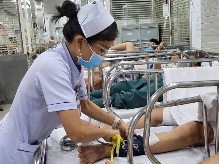 Thiếu điều dưỡng khắp nơi, Sở Y tế TP.HCM đề xuất có thêm trợ lý điều dưỡng - 2