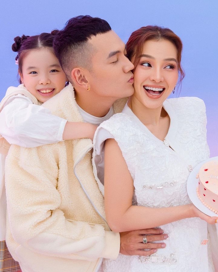 Sao Việt 8/10: Việt Hương khoe ảnh tình cảm bên ông xã dịp sinh nhật - 3